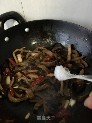 泡椒炒咸菜干的做法步骤：7