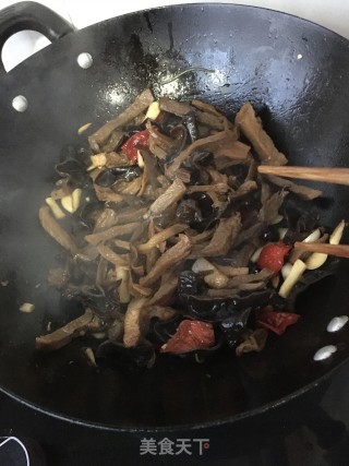 泡椒炒咸菜干的做法步骤：8