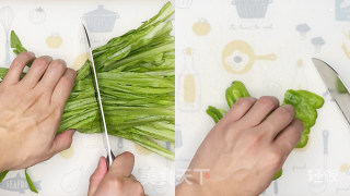油麦菜炒尖椒丨家庭快手菜，好吃又健康！！的做法步骤：2