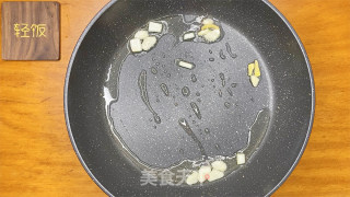 油麦菜炒尖椒丨家庭快手菜，好吃又健康！！的做法步骤：3