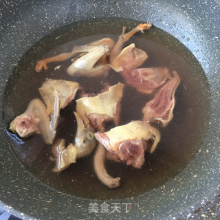 眉豆炖乳鸽的做法步骤：1