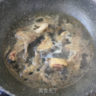 眉豆炖乳鸽的做法步骤：2