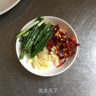 肉丝炒藕条的做法步骤：2