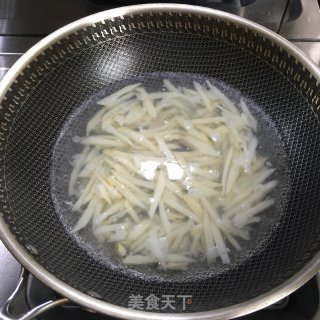 肉丝炒藕条的做法步骤：4