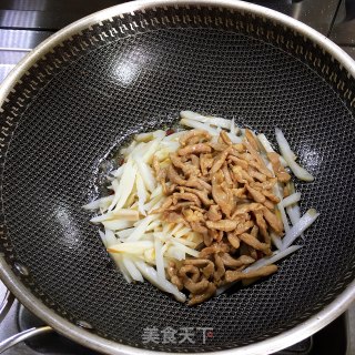 肉丝炒藕条的做法步骤：8