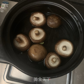香菇肉馅锅贴的做法步骤：2