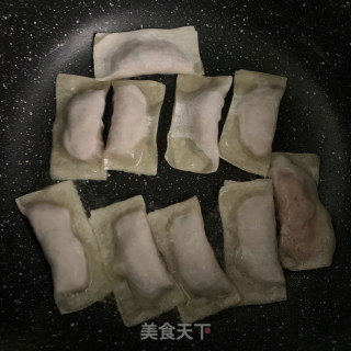 香菇肉馅锅贴的做法步骤：8