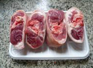 鲜菇圆白菜猪脚圈汤的做法步骤：1