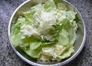 鲜菇圆白菜猪脚圈汤的做法步骤：2