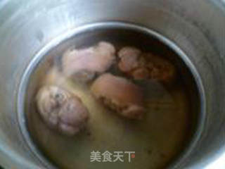 鲜菇圆白菜猪脚圈汤的做法步骤：7