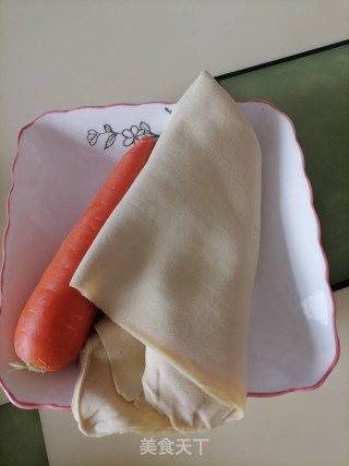 胡萝卜炒豆皮的做法步骤：1