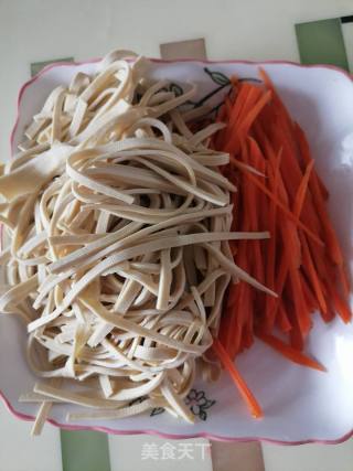 胡萝卜炒豆皮的做法步骤：2