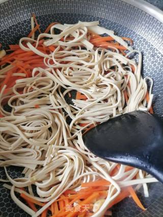 胡萝卜炒豆皮的做法步骤：5
