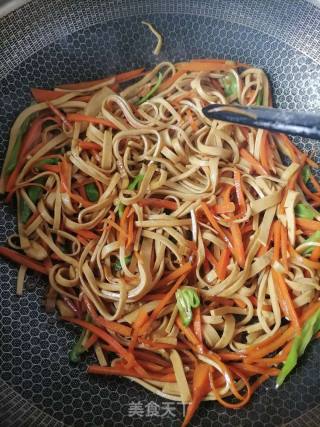 胡萝卜炒豆皮的做法步骤：8