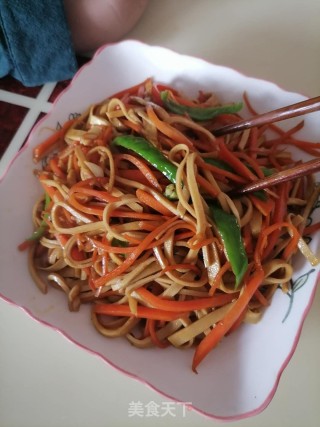 胡萝卜炒豆皮的做法步骤：9