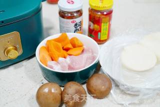 胡萝卜鲜肉饺的做法步骤：1