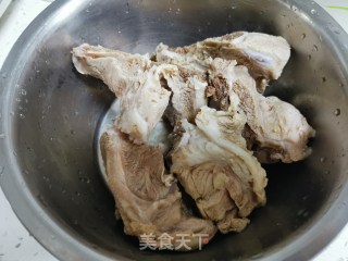 猪扇骨小白菜汤的做法步骤：3