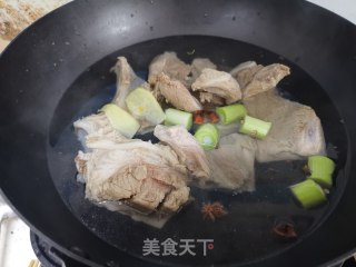 猪扇骨小白菜汤的做法步骤：5