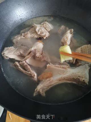 猪扇骨小白菜汤的做法步骤：6