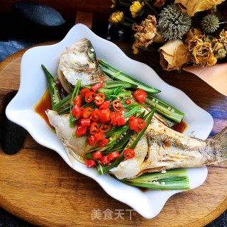 红椒鲈鱼蒸秋葵的做法步骤：11