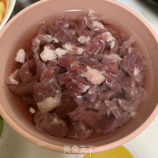 咖喱牛肉炒土豆萝卜的做法步骤：1