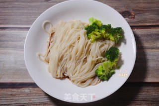 简单美味沙拉汁拌魔芋面❗️低脂低卡????十分钟快手餐的做法步骤：4