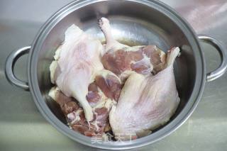 啤酒鸭炖鲜藕的做法步骤：1
