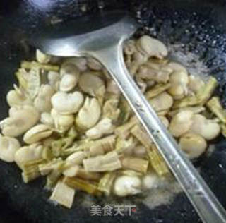 野山笋炒蚕豆芽的做法步骤：8