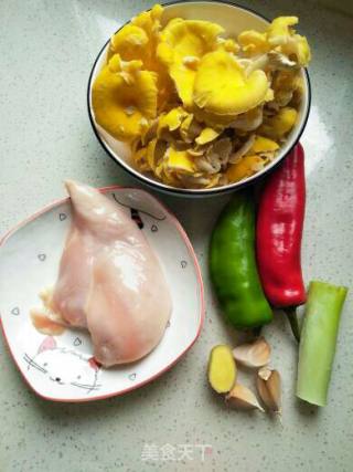 鸡胸肉炒榆黄蘑的做法步骤：1