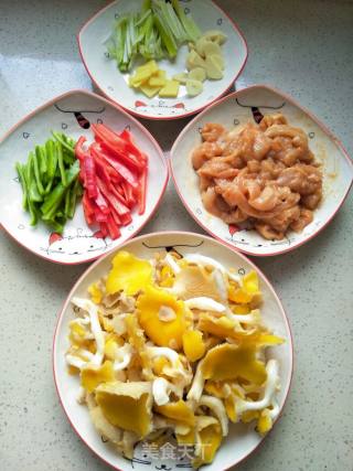 鸡胸肉炒榆黄蘑的做法步骤：4