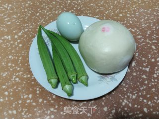 中式汉堡（鸭蛋牛肉秋葵馒头）的做法步骤：1