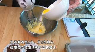 双色磅蛋糕教程，基础甜品、口感扎实细腻、茶香味和巧克力味浓郁。的做法步骤：3