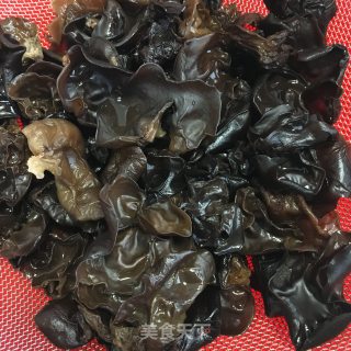 洋葱木耳炒肉片的做法步骤：1