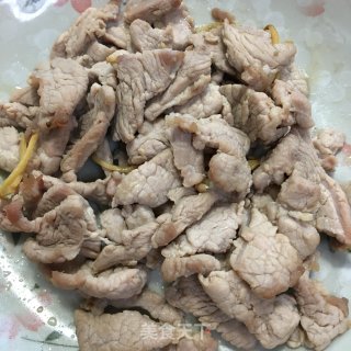 洋葱木耳炒肉片的做法步骤：3