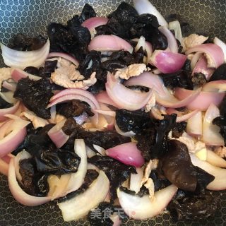 洋葱木耳炒肉片的做法步骤：5