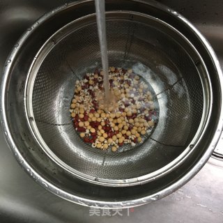 红豆薏米豆浆的做法步骤：2