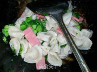 盐水方腿菜芯炒迷迷饺的做法步骤：9