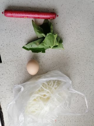 火腿肠炒米粉的做法步骤：1