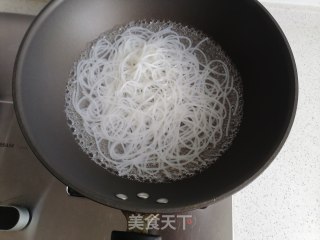 火腿肠炒米粉的做法步骤：2