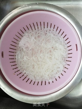 火腿肠炒米粉的做法步骤：3