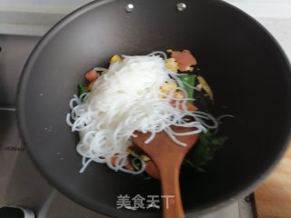 火腿肠炒米粉的做法步骤：7