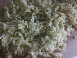 猪肉西葫虾仁水饺的做法步骤：6