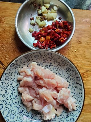 辣炒鸡胸肉丁的做法步骤：2
