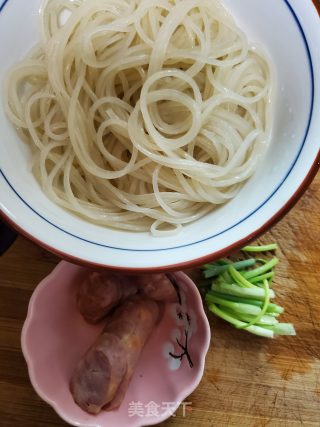 香肠红薯粉的做法步骤：1