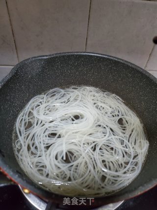 香肠红薯粉的做法步骤：2