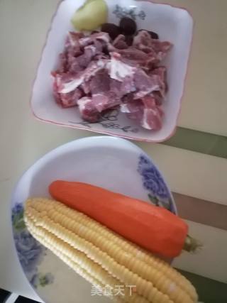 胡萝卜玉米骨头汤的做法步骤：1