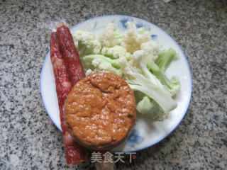 香肠香干花菜的做法步骤：1