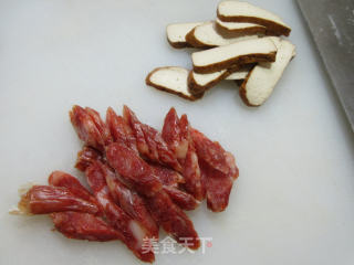 香肠香干花菜的做法步骤：2