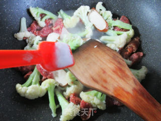 香肠香干花菜的做法步骤：7