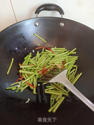 蒿子杆炒蛏子的做法步骤：6